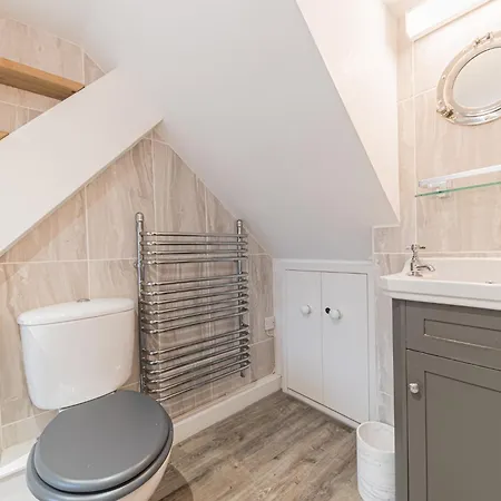 Romantic Getaway, Little Two Bed, Two Bath Barn Conversion With Amazing Views And Parking *