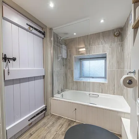 Romantic Getaway, Little Two Bed, Two Bath Barn Conversion With Amazing Views And Parking *