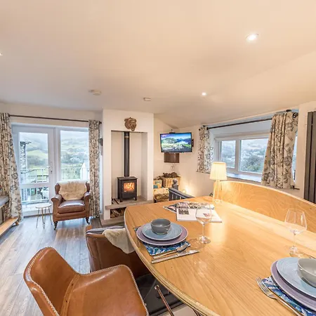 Romantic Getaway, Little Two Bed, Two Bath Barn Conversion With Amazing Views And Parking 乡村民宿 *