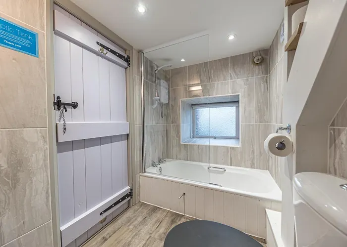 Romantic Getaway, Little Two Bed, Two Bath Barn Conversion With Amazing Views And Parking *