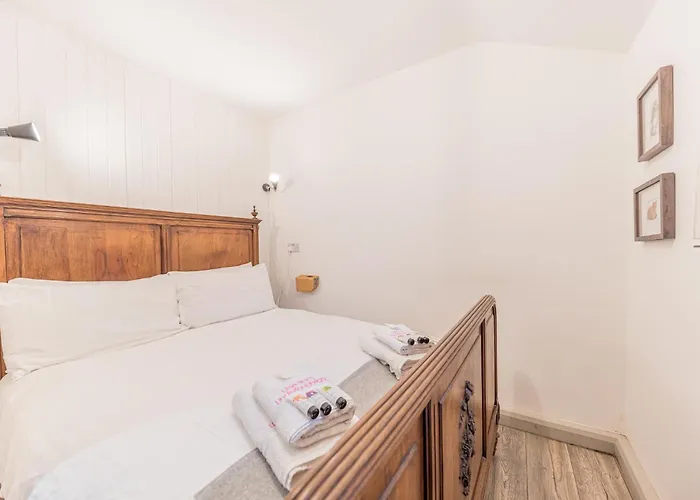 Romantic Getaway, Little Two Bed, Two Bath Barn Conversion With Amazing Views And Parking